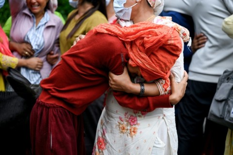 Catástrofe no Nepal: Famílias em busca de turistas desaparecidos após inundações
