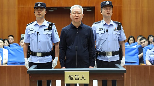 Fundador da Evergrande condenado à prisão perpétua na China