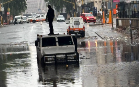 Chuvas intensas causam inundações e veículos presos em Joanesburgo