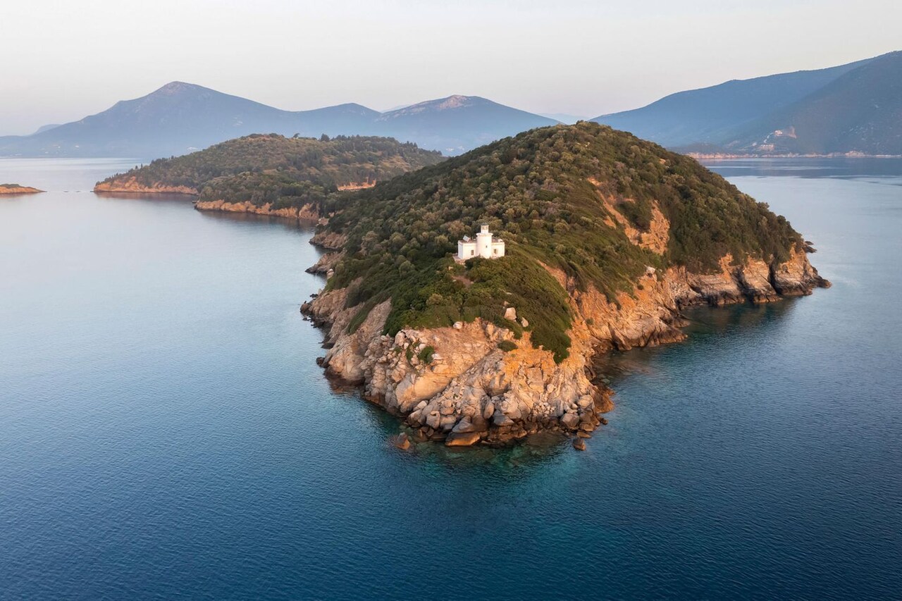 Ilha Grega Argyronisos à Venda: Um Investimento Luxuoso