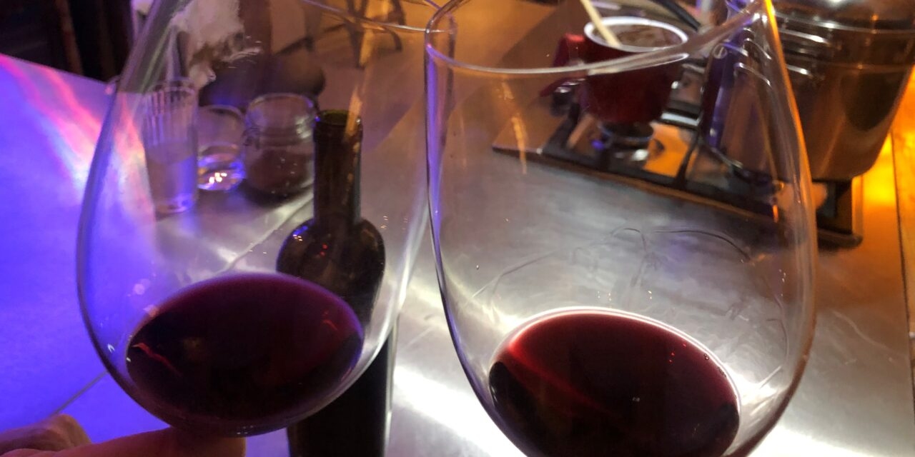 A Arte de Segurar um Copo de Vinho: Importância e Técnica