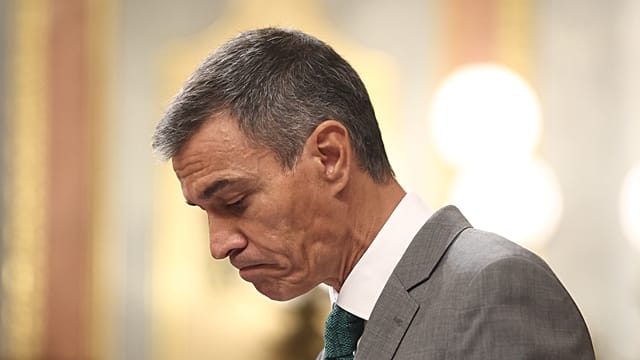 Crise Migratória em Ceuta: Oposição à Gestão do Primeiro-Ministro Espanhol