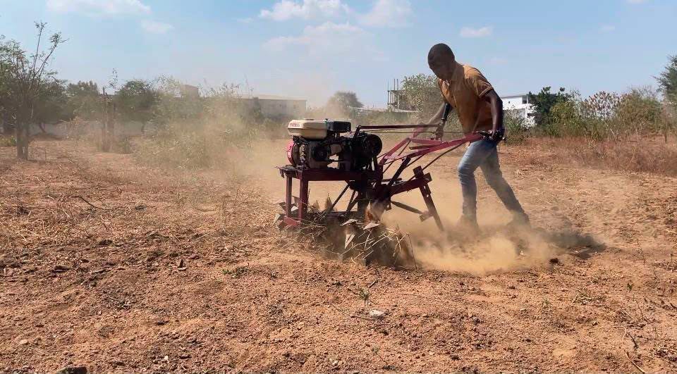 Irmãos de Tete Inovam com Multi-Cultivador e Motocicleta Ecológica