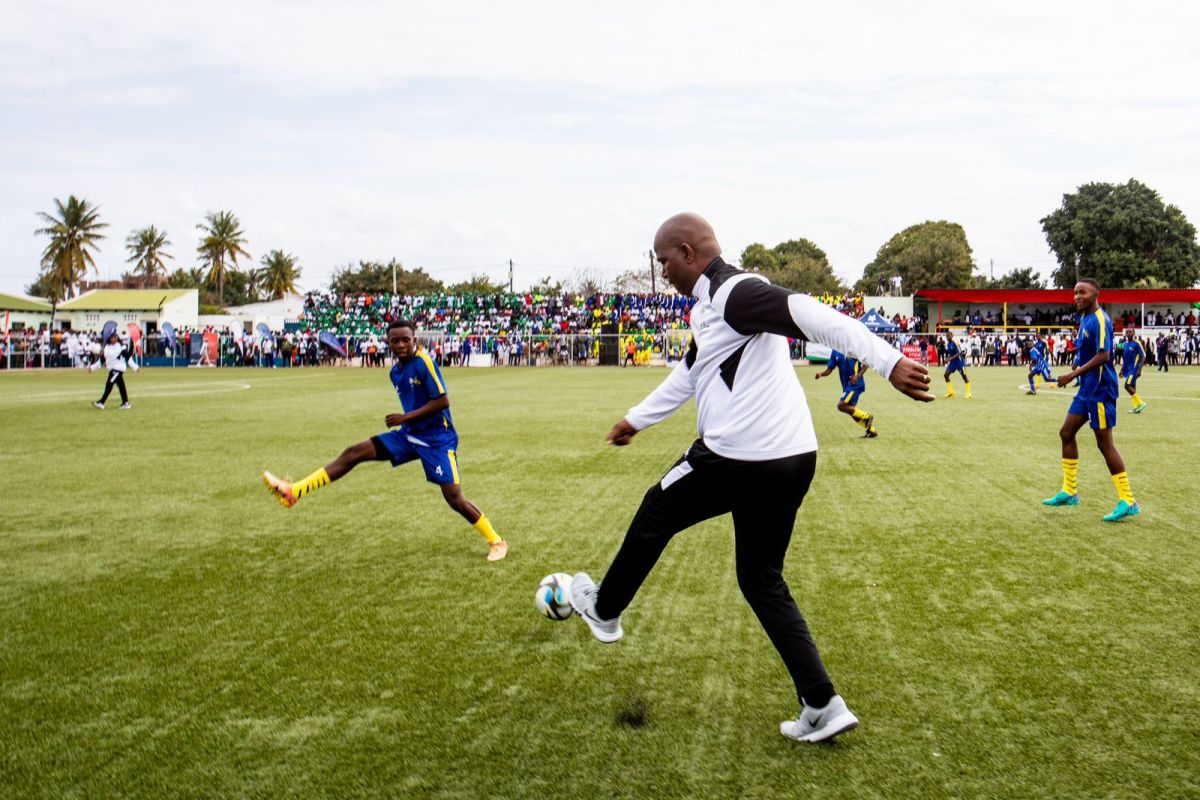 Presidente Chapo promove integração entre desporto escolar e federações em Inhambane