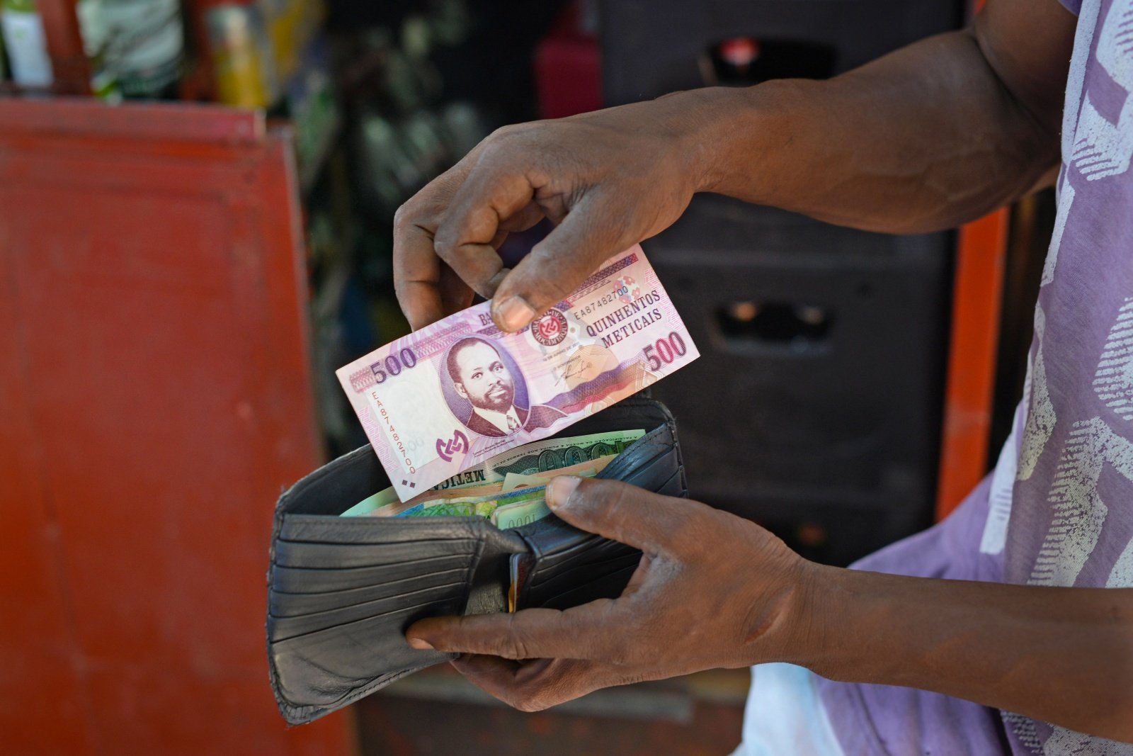 Crescimento Económico de Moçambique: FMI Prevé 2% para 2027, Abaixo da Média Regional