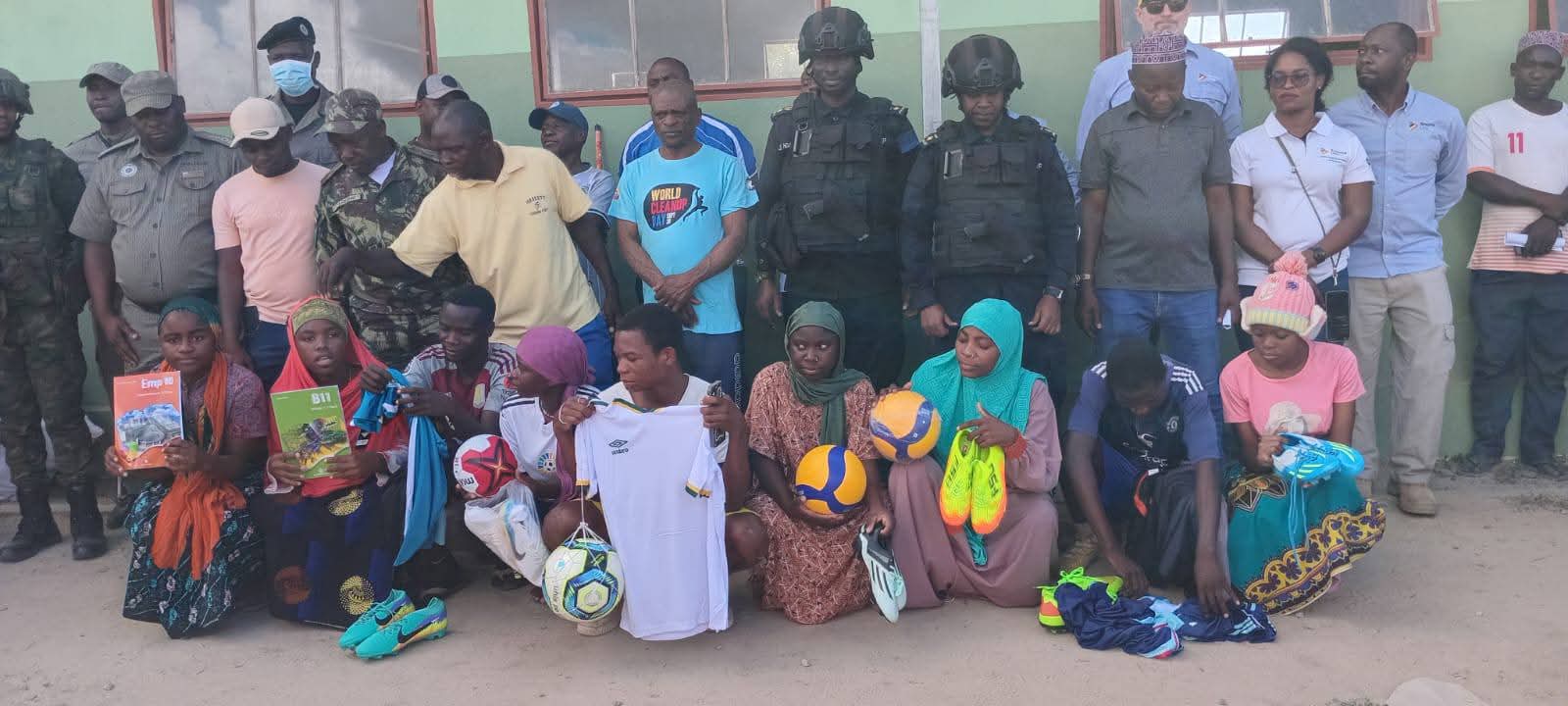 Forças Ruandesas Expandem Ação Social em Cabo Delgado com Doações Educacionais e Desportivas