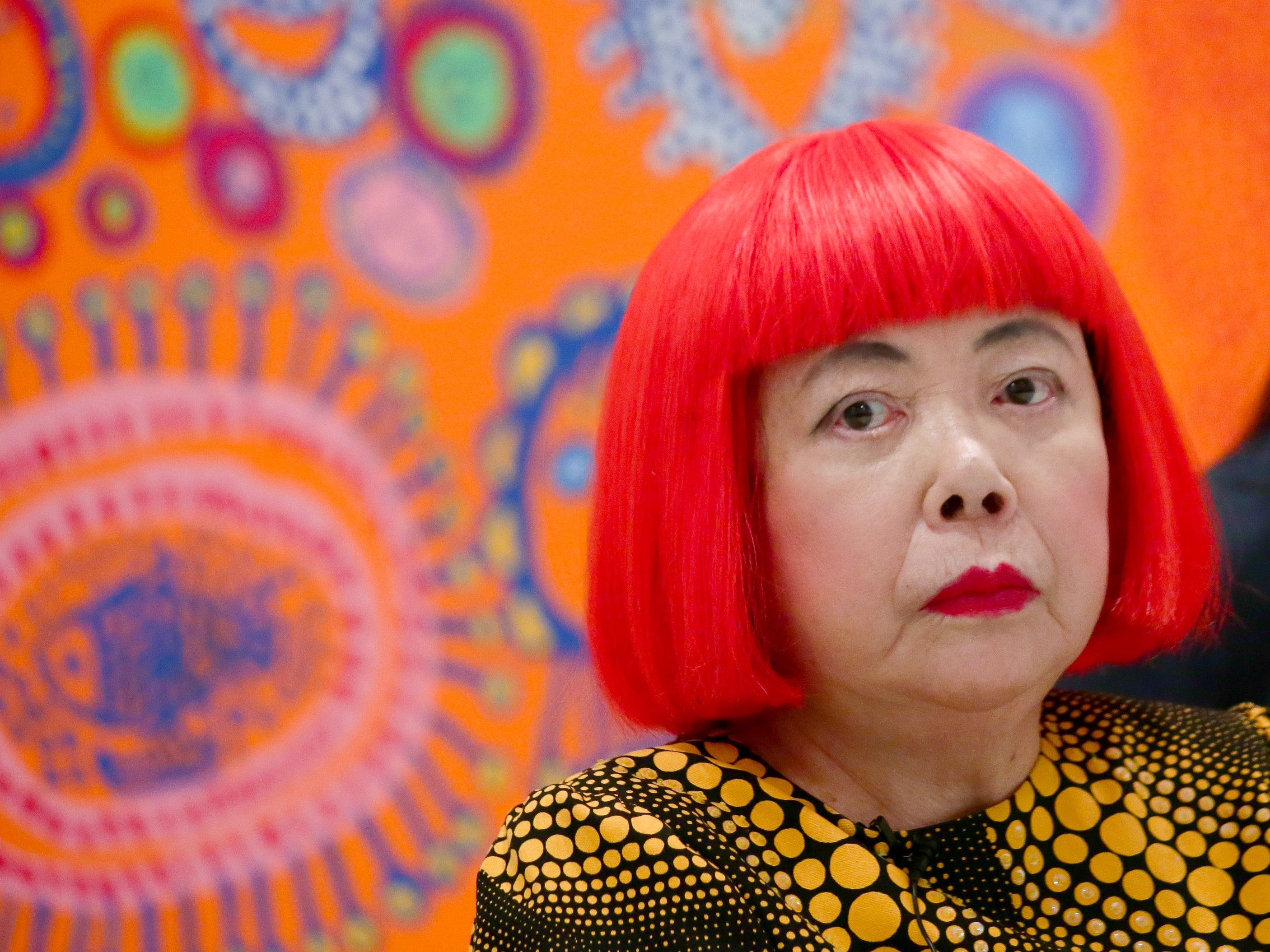 Morre Yayoi Kusama, a icónica artista japonesa dos pontos