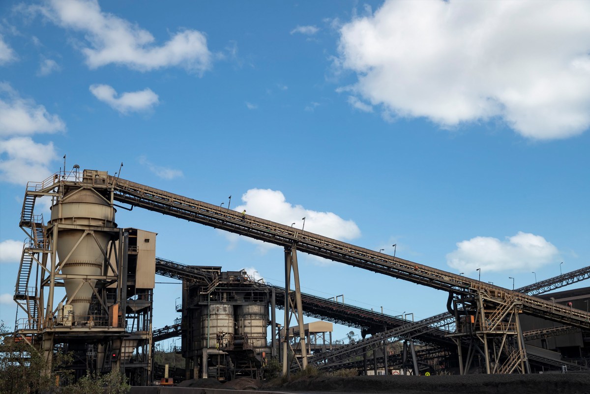 South32 Regista Aumento Substancial nos Lucros enquanto Mozal Permanece Paralisada