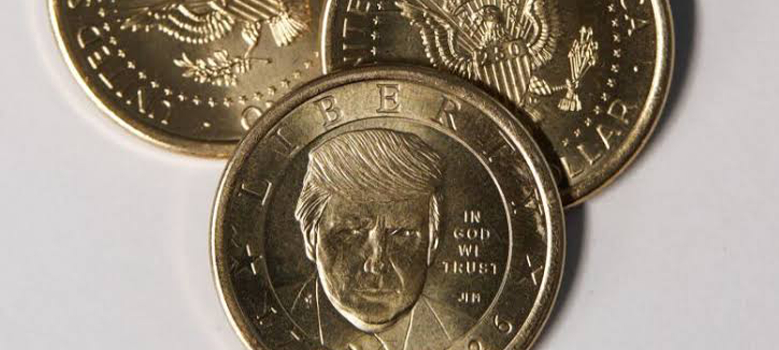 Moeda de 1 Dólar com Efígie de Trump é Lançada pelo Tesouro dos EUA