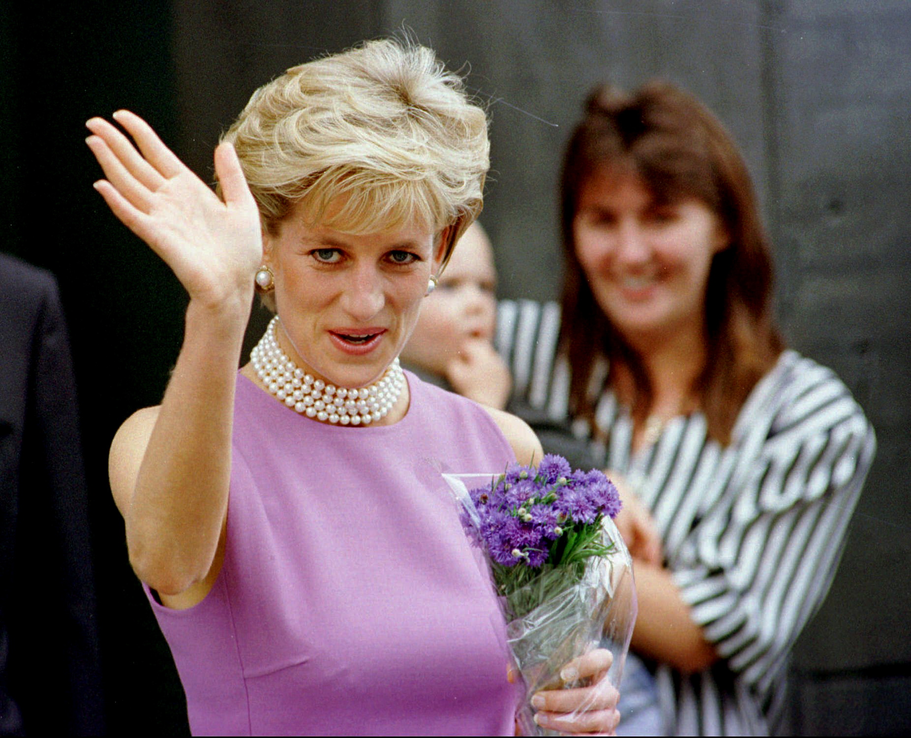 Controvérsia Literária: Irmão de Diana Levanta Questões sobre a Monarquia Britânica