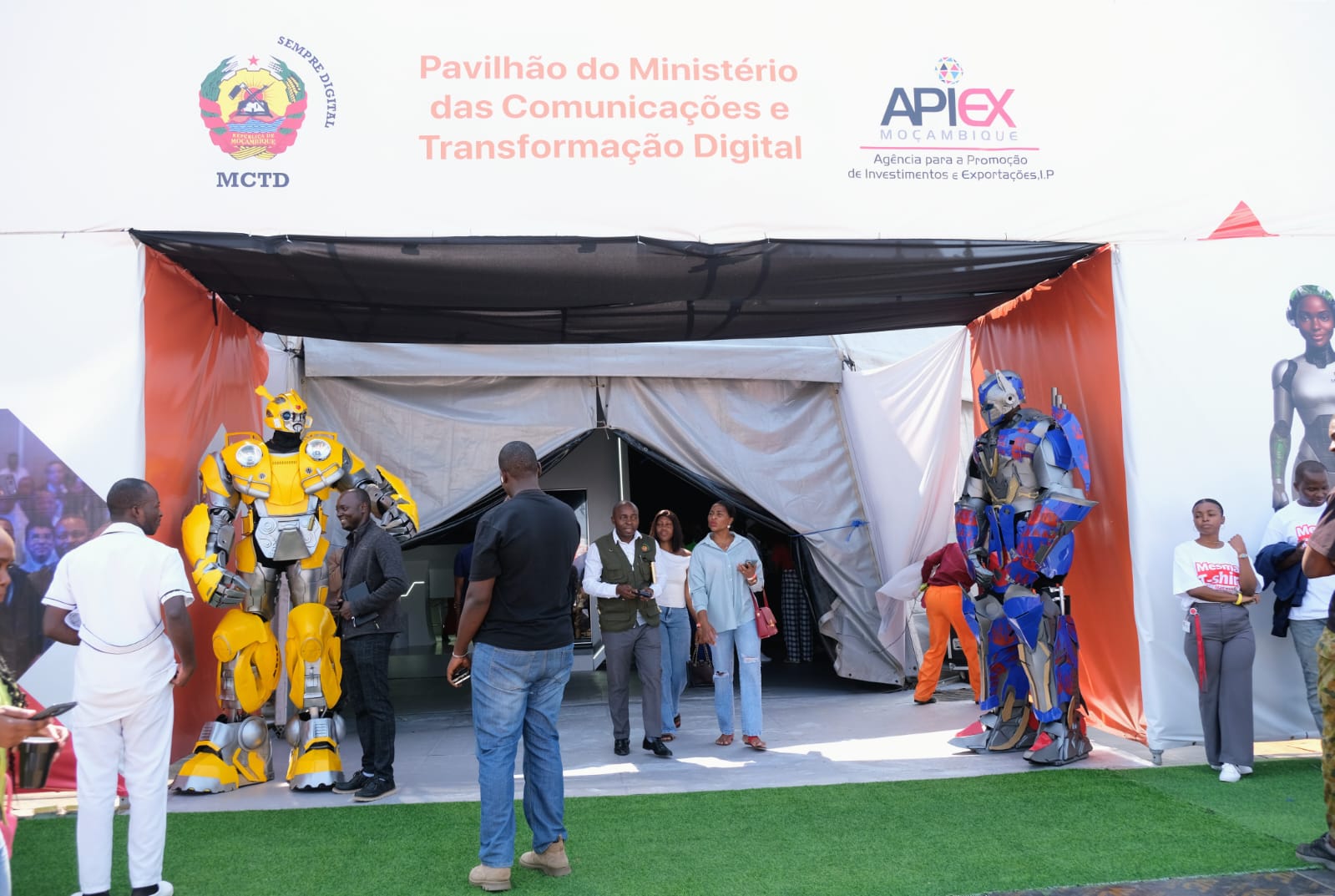 Atração Tecnológica: Robôs Cativam Visitantes na FACIM 2023